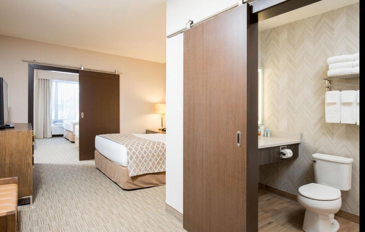 Pomeroy Inn & Suites Prince George Bagian luar foto